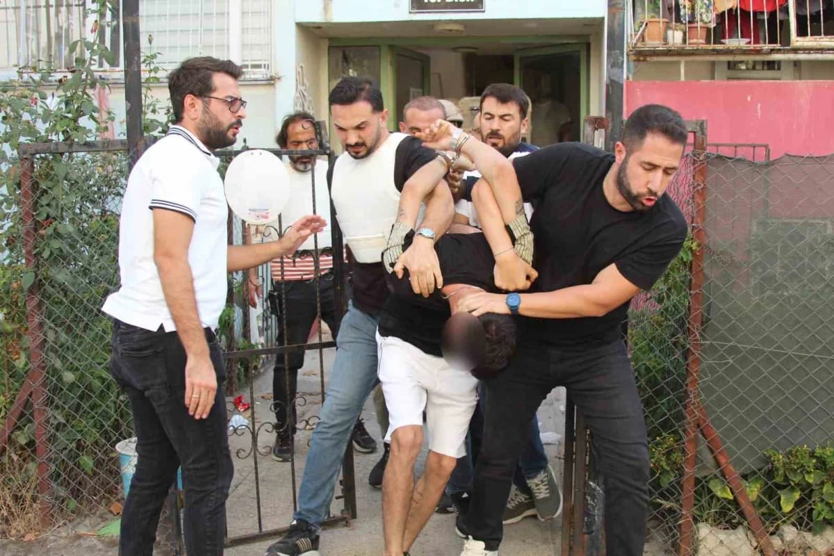 Adana'da polisin operasyon düzenlediği evin önünde özel harekat ekipleri ve bomba imha uzmanları