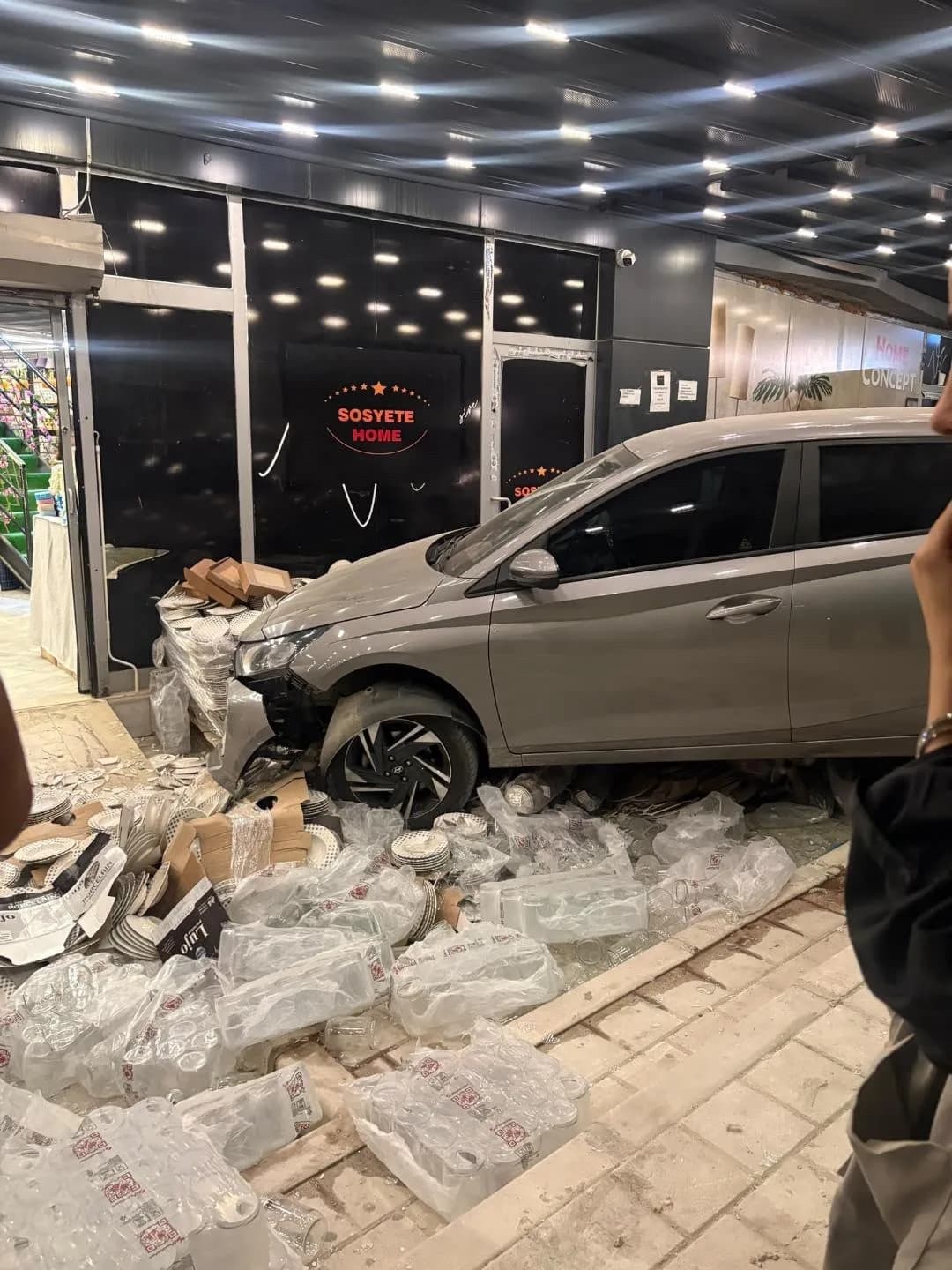 Adana Sarıçam’da kontrolden çıkan iki otomobilin mağazaya girdiği kaza sonrası olay yeri
