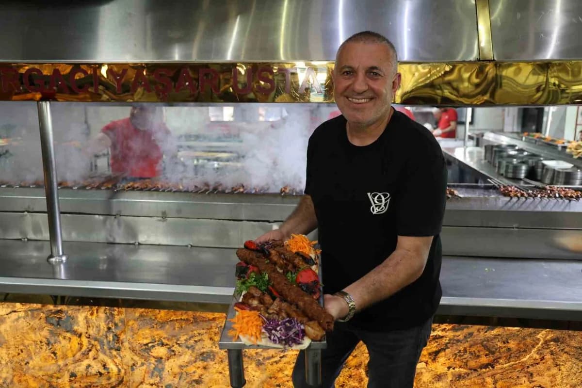 Adana Lezzet Festivali’nde coğrafi işaretli Adana kebabı hazırlayan kebapçılar