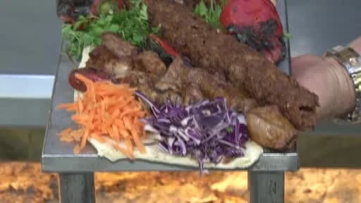 Adana Lezzet Festivali’nde kebapçılar hazırlık yaparken Adana kebabı pişiriliyor