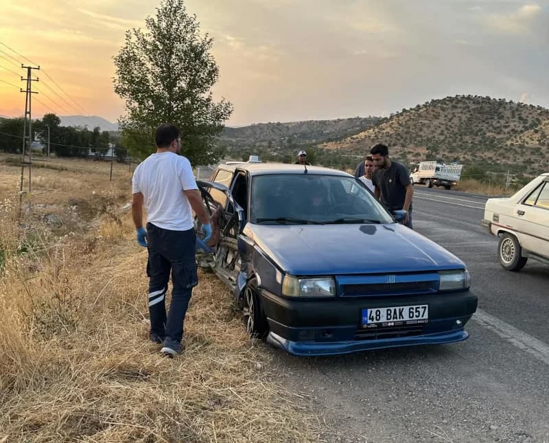 Adıyaman Gölbaşı ilçesinde otomobil ile minibüsün çarpıştığı trafik kazası sonrası olay yeri