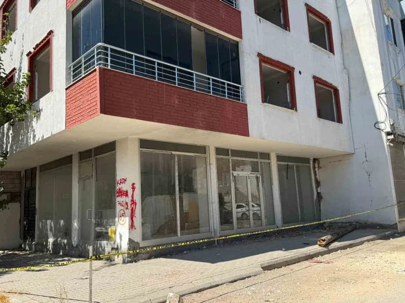 Adıyaman Bahçelievler Mahallesi'nde deprem sonrası hasar gören 4 katlı bina