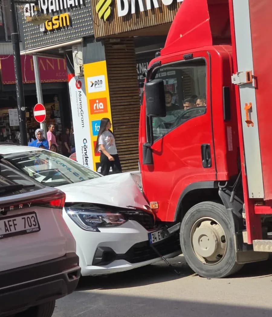 Adıyaman'da park halindeki kamyonete çarpan otomobil ve olay yeri