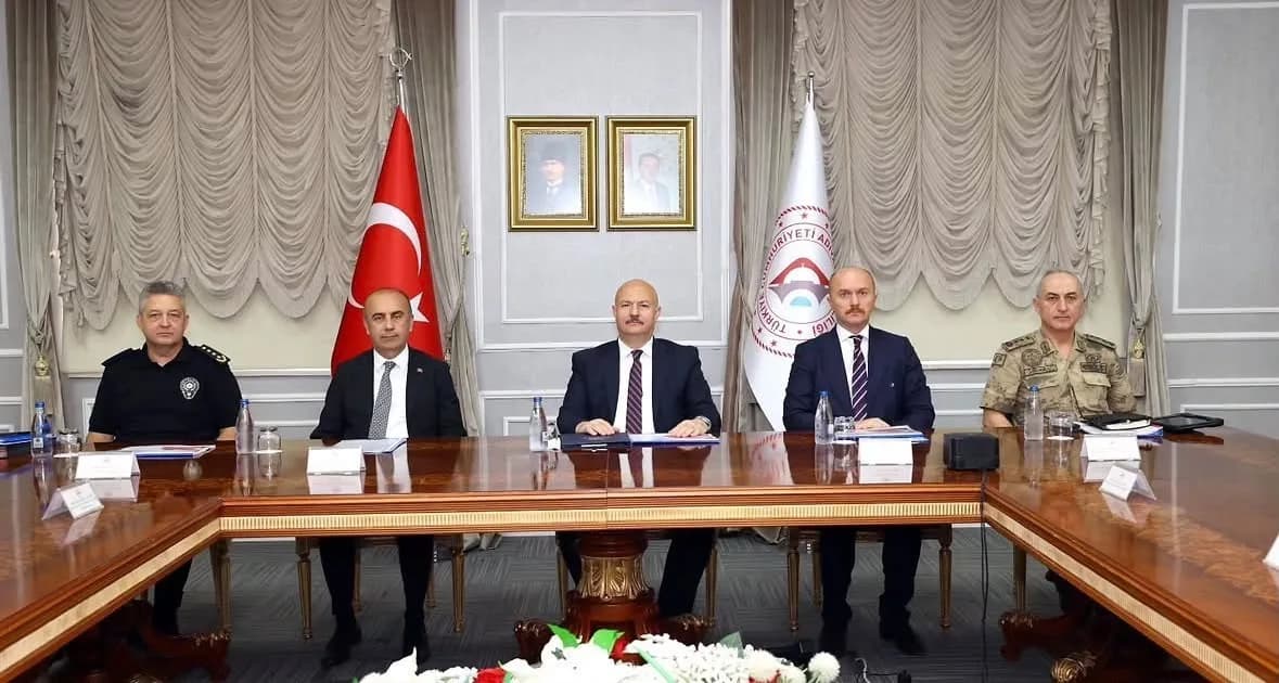 Adıyaman’da üniversitelerde huzur ve güveni artırma toplantısına katılan yetkililer bir arada