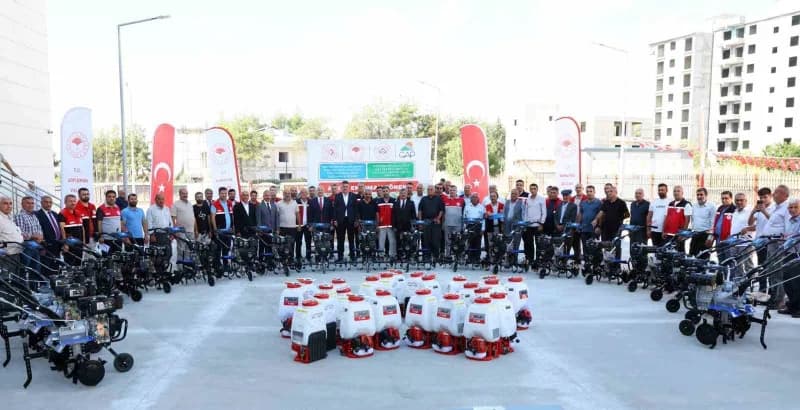 Adıyaman’da çiftçilere dağıtılan tarım aletleri ve ekipmanları