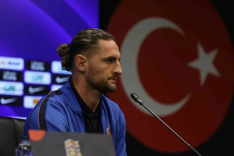 Adrien Rabiot Kocaeli Stadyumu'nda basın toplantısında konuşuyor
