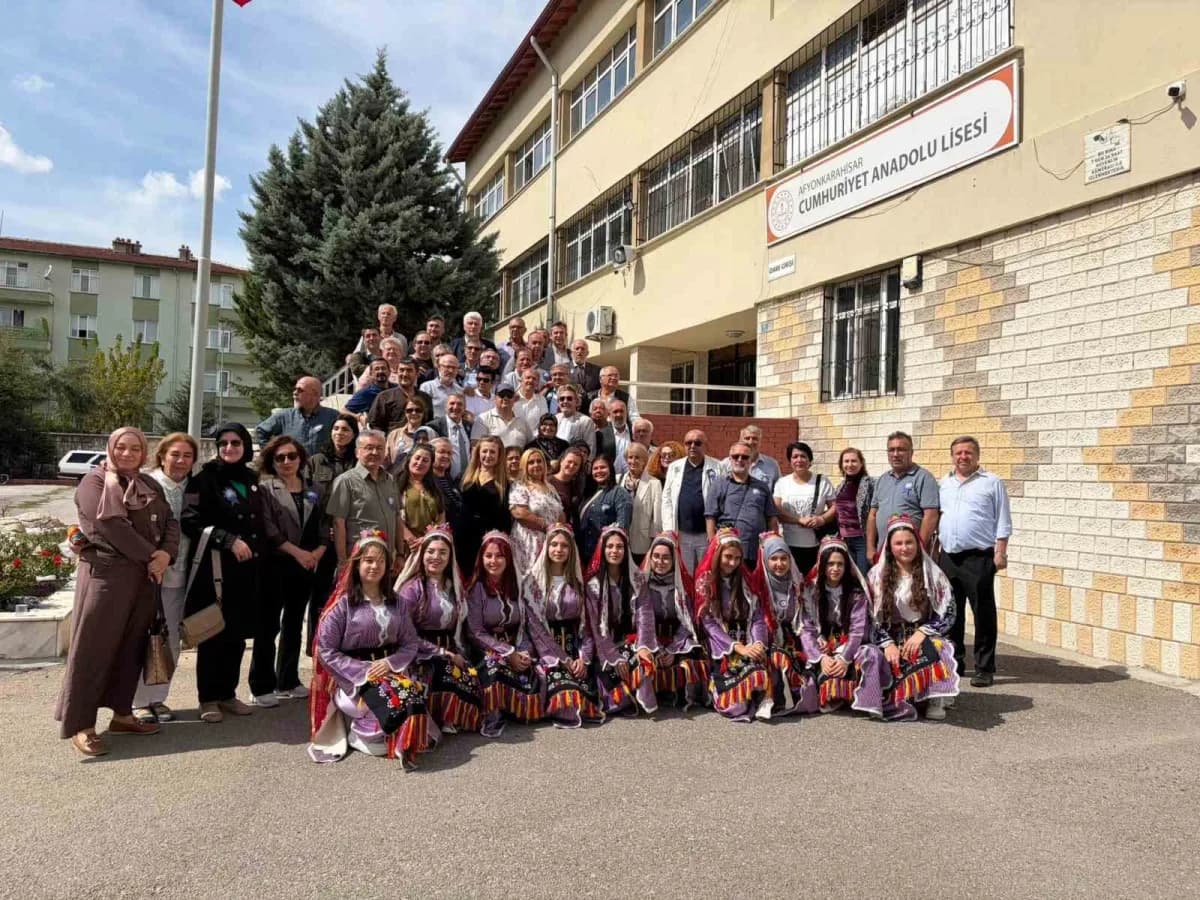Afyonkarahisar Cumhuriyet Anadolu Lisesi mezunları 40 yıl sonra okul bahçesinde buluştu