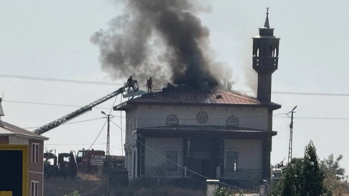 Ağrı Küpkıran Mahallesi'nde bir caminin çatısında çıkan yangından yükselen yoğun duman