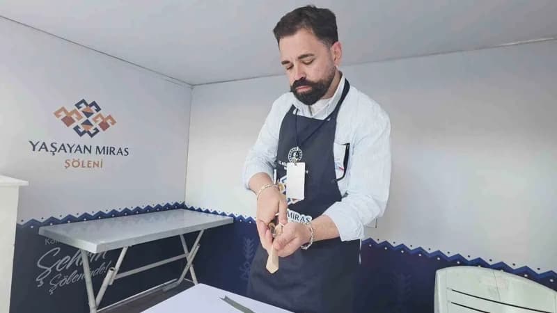 Kütahya’da ahşap kaşık oyma sanatçısı İbrahim Ethem Kandemir el emeğiyle yaptığı kaşıkları sergiliyor