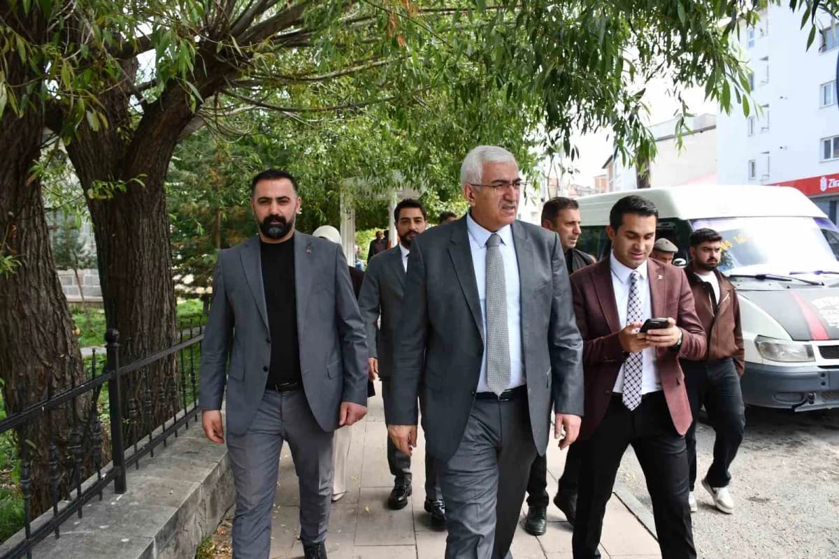 AK Parti Erzurum Milletvekili Mehmet Emin Öz, Sarıkamış’ta esnaf ziyaretinde ve teşkilat toplantısında vatandaşlarla bir