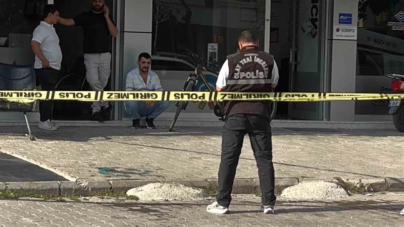 Aksaray’da 7 katlı binanın önünde polis ve sağlık ekipleri olay yerinde inceleme yapıyor
