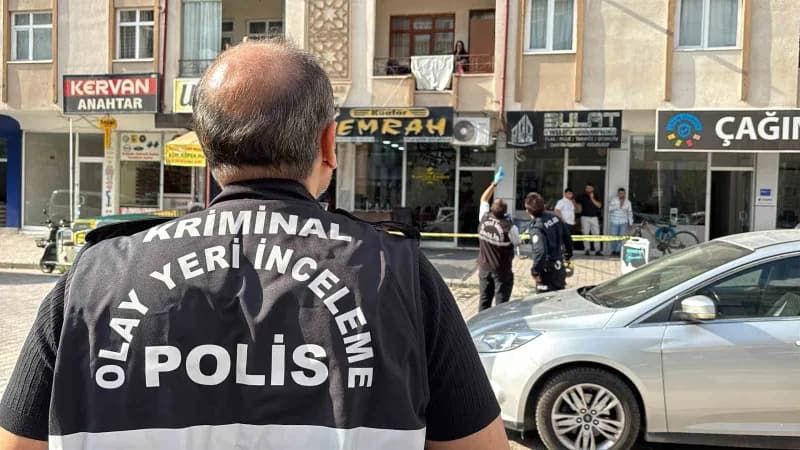 Aksaray’da 5. kat balkonundan düşen kişinin olay yerinde sağlık ekipleri tarafından müdahalesi
