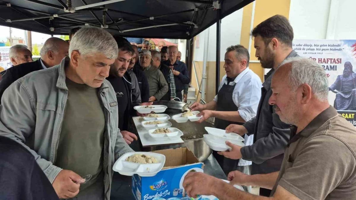 Alaçam’da Ahilik Haftası etkinliğinde sanayi esnafı ve cami cemaatine etli pilav ikramı yapılıyor