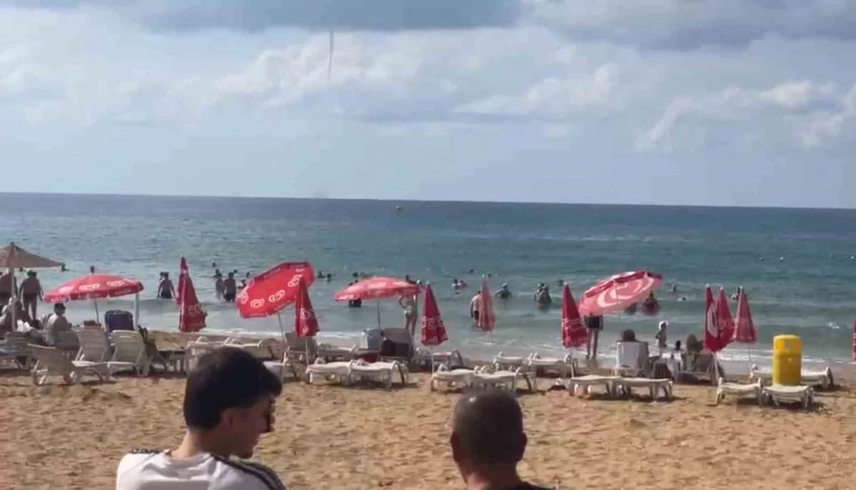 Alanya İncekum açıklarında deniz üzerinde oluşan hortumun kıyıdan görünümü ve vatandaşların cep telefonlarıyla görüntü a