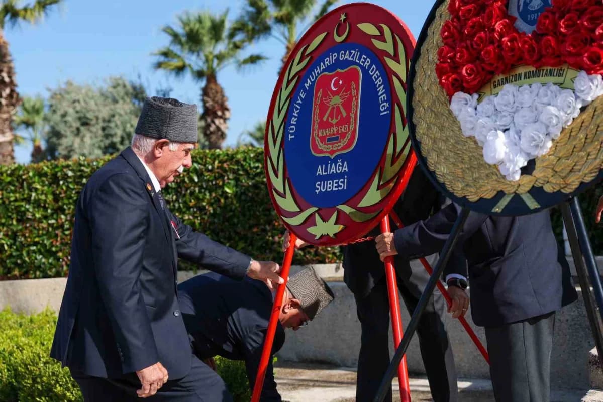 Aliağa’da 19 Eylül Gaziler Günü töreninde Atatürk Anıtı önünde çelenk sunumu yapılıyor
