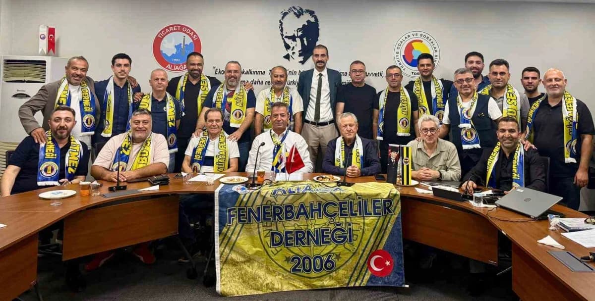 Aliağa Fenerbahçeliler Derneği genel kurulunda Hamit Erdem ve yönetim kurulu üyeleri