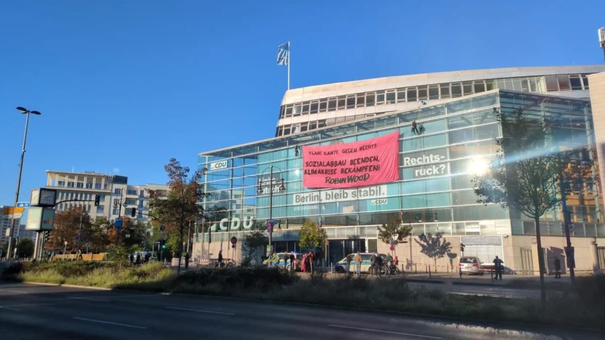 Almanya CDU Genel Merkezi çatısında pankart açan iklim aktivistleri