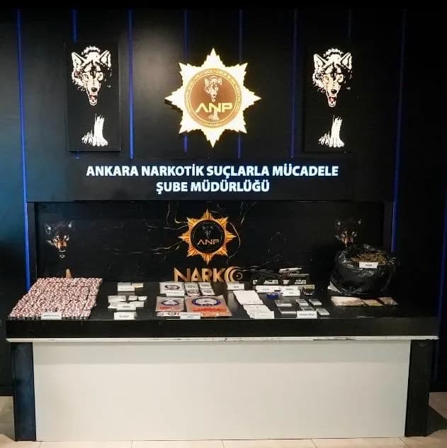 Ankara’da narkotik operasyonunda ele geçirilen uyuşturucu maddeler ve ekipler