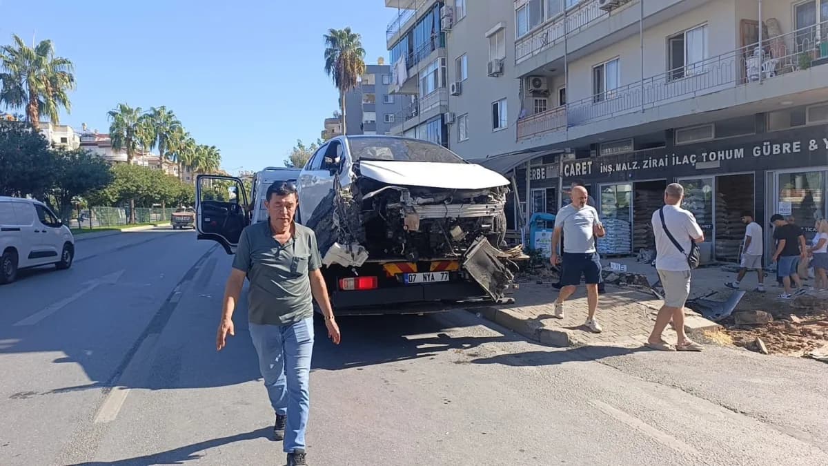 Antalya Alanya’da kontrolden çıkan otomobilin otobüs durağına çarptığı kaza sonrası görüntü
