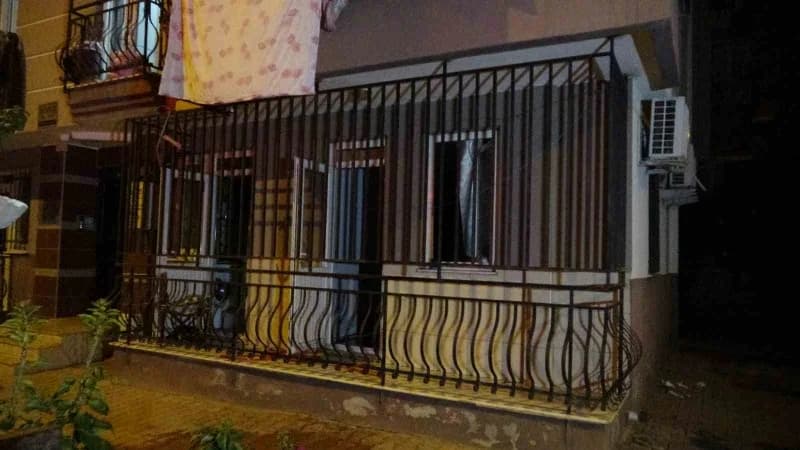 Antalya Kepez ilçesinde bir dairede çıkan yangın sonrası itfaiye ekipleri müdahale ediyor