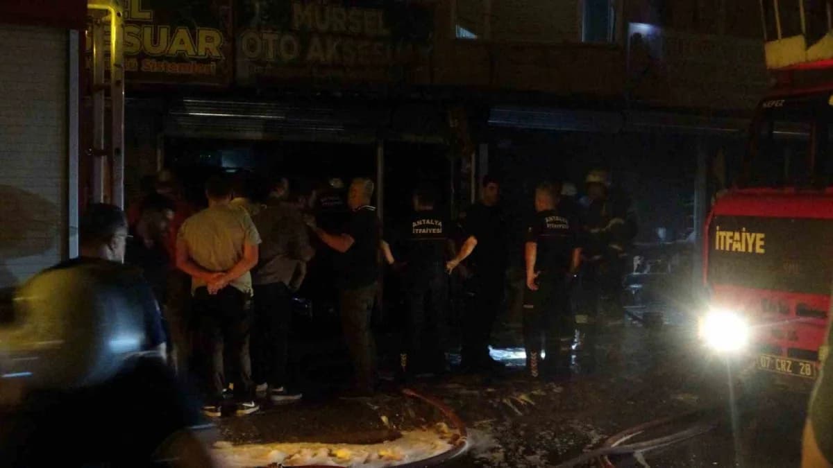 Antalya Kepez’de otomobil aksesuarı ve boyası satan iki iş yerinde çıkan yangının ardından itfaiye ekiplerinin müdahales