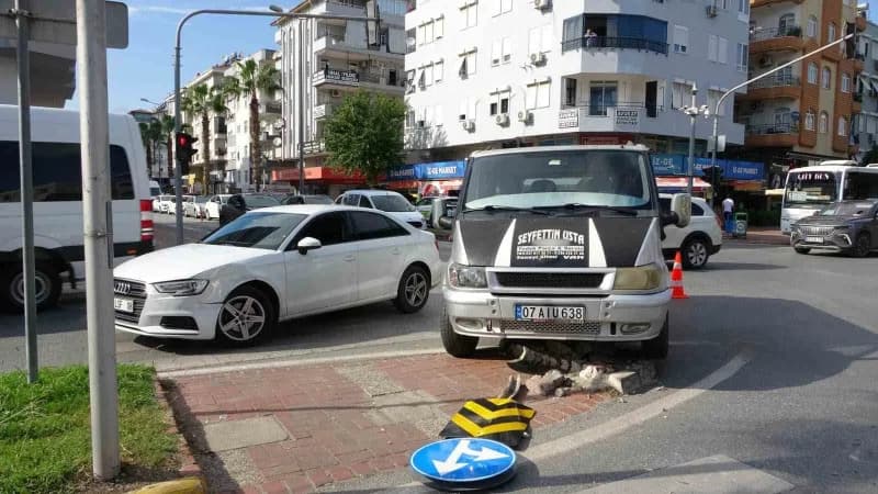 Antalya Manavgat'ta kapalı kasa kamyonet ile otomobilin çarpıştığı kaza anı güvenlik kamerasında
