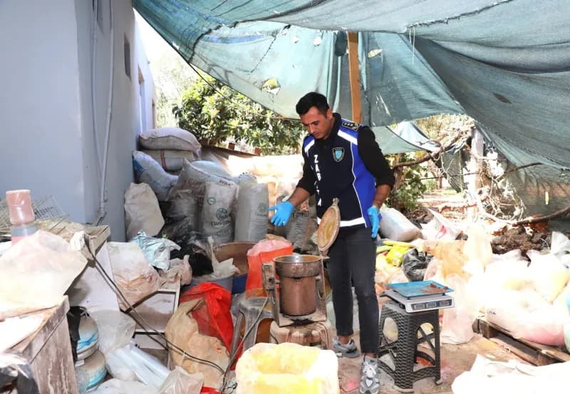 Antalya Aksu’da zabıta ekipleri merdiven altı işletmede denetim yaparken el konulan baharat ve çay paketleri