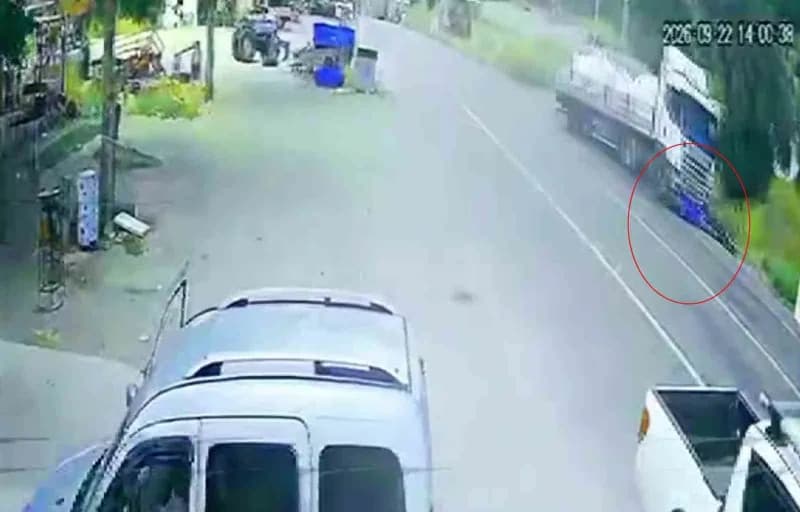 Antalya'da motosiklet kazası sonrası kamyonun önünde sürüklenen sürücünün tedavi gördüğü hastane