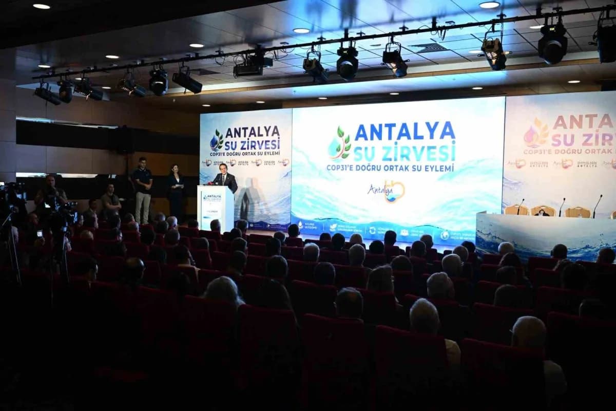 Antalya Su Zirvesi’nde katılımcılar Mimar Sinan Kongre Merkezi’nde suyun geleceği ve sürdürülebilirlik konularını tartış