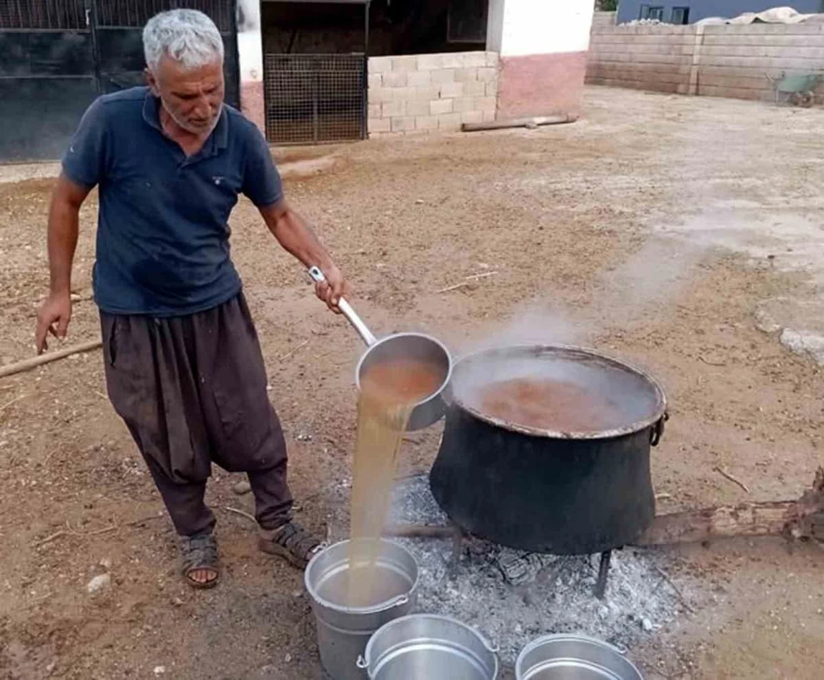 Gaziantep Araban’da dökülgen üzümden geleneksel yöntemle yapılan gün pekmezi üretimi
