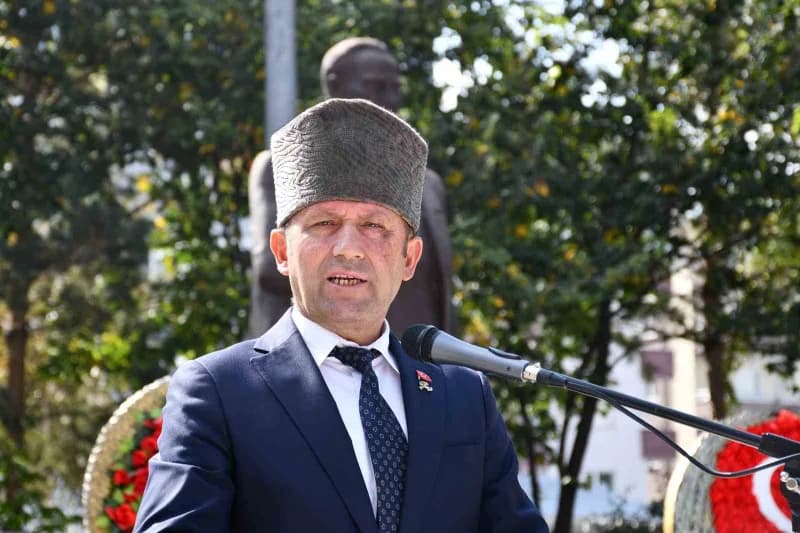 Ardahan’da 19 Eylül Gaziler Günü töreninde Atatürk büstüne çelenk sunulması ve katılımcılar