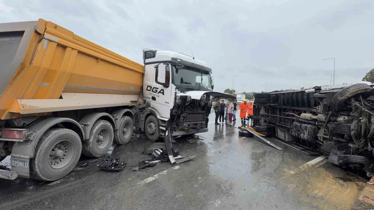 İstanbul Arnavutköy’de yağışlı havada devrilen kamyon ve kazaya karışan hafriyat kamyonu