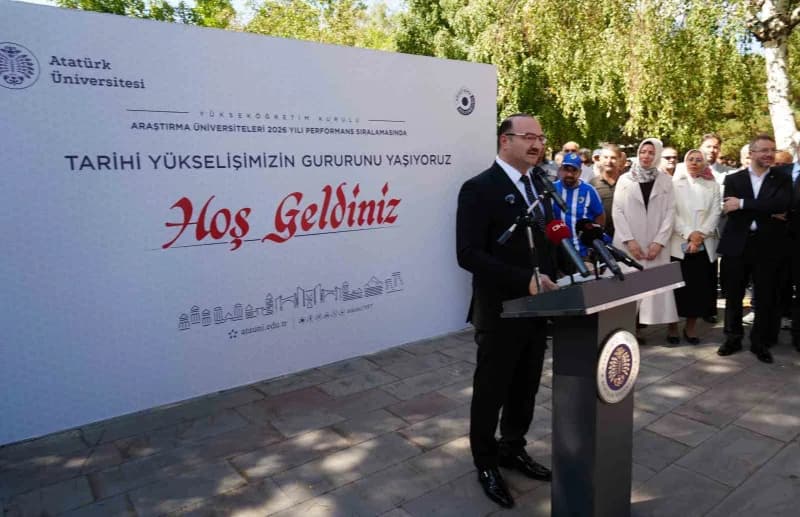Atatürk Üniversitesi kampüsünde düzenlenen başarı kutlamasında Rektör Prof. Dr. Ahmet Hacımüftüoğlu konuşma yapıyor