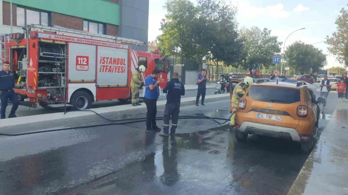 Avcılar Gümüşpala Mahallesi’nde park halindeki araçta çıkan yangına müdahale eden ekipler