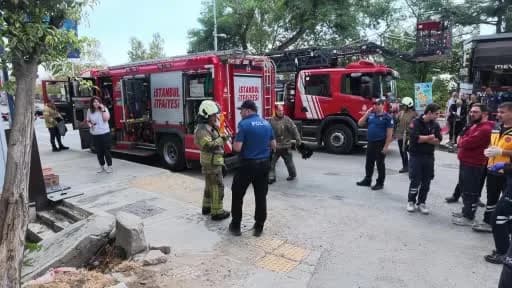 Avcılar’da 5 katlı binanın giriş katındaki elektrik trafosunda çıkan yangın sonrası itfaiye ekipleri müdahale ediyor