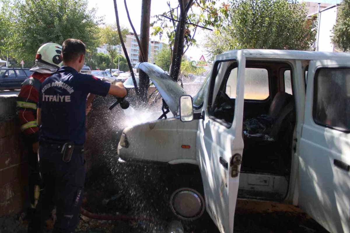Aydın Efeler ilçesinde park halindeki kamyonette çıkan yangın sonrası itfaiye ekiplerinin müdahalesi