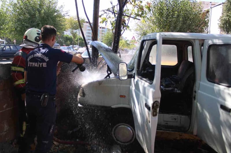 Aydın Efeler ilçesinde park halindeki kamyonette çıkan yangın sonrası itfaiye ekiplerinin müdahalesi