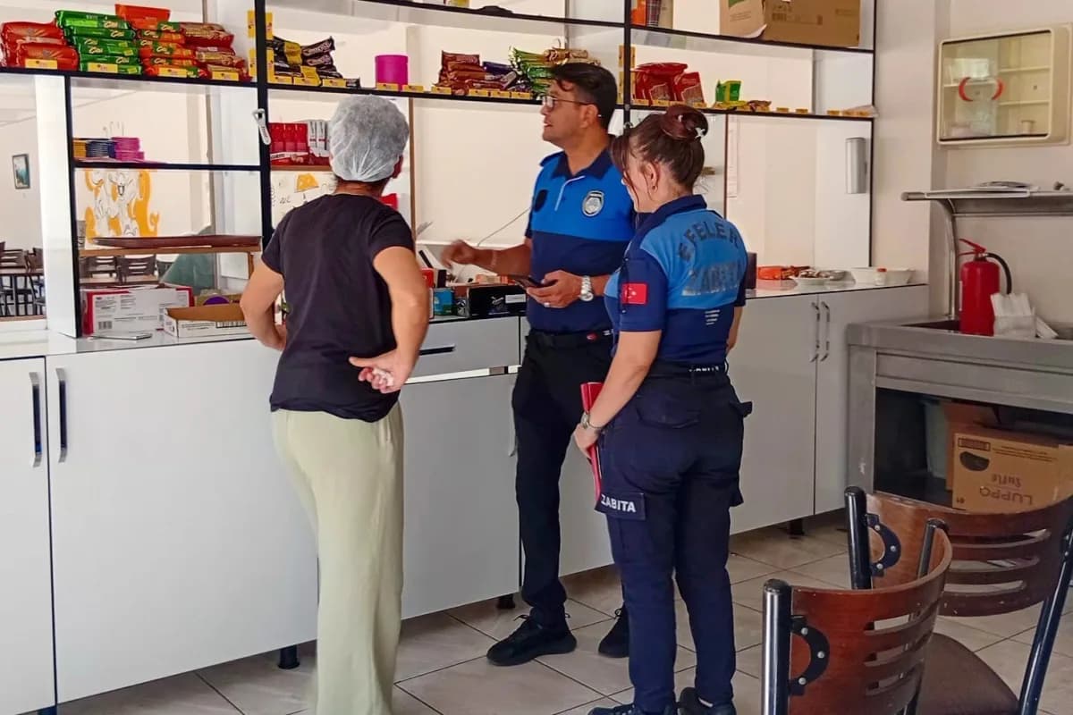 Aydın Efeler ilçesinde okul kantininde zabıta ekipleri denetim yapıyor