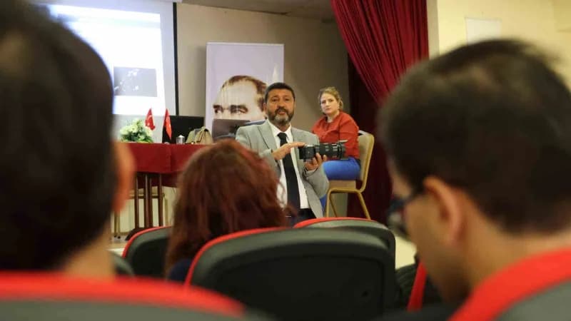 Aydın’da gençlere yönelik gazetecilik ve dijital içerik üretimi eğitimi sırasında gençler eğitim alıyor