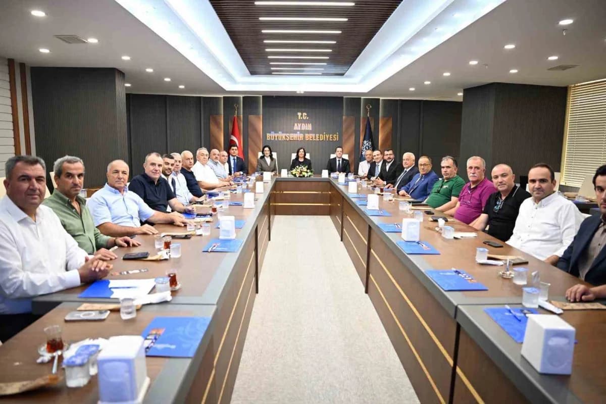 Aydın Büyükşehir Belediye Başkanı Özlem Çerçioğlu incir ihracatçılarıyla toplantıda
