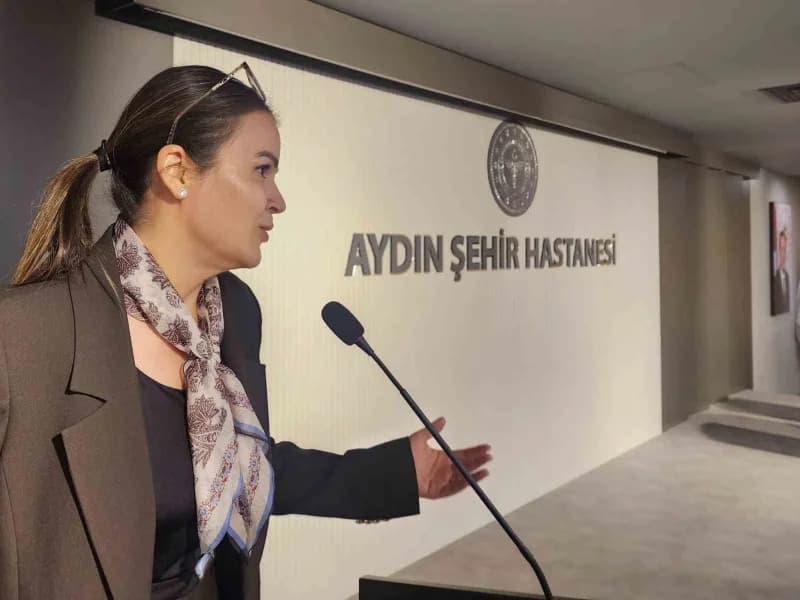 Aydın Şehir Hastanesi Başhekimi Prof. Dr. Özlem Özbağçıvan hekimlerle toplantıda bir arada