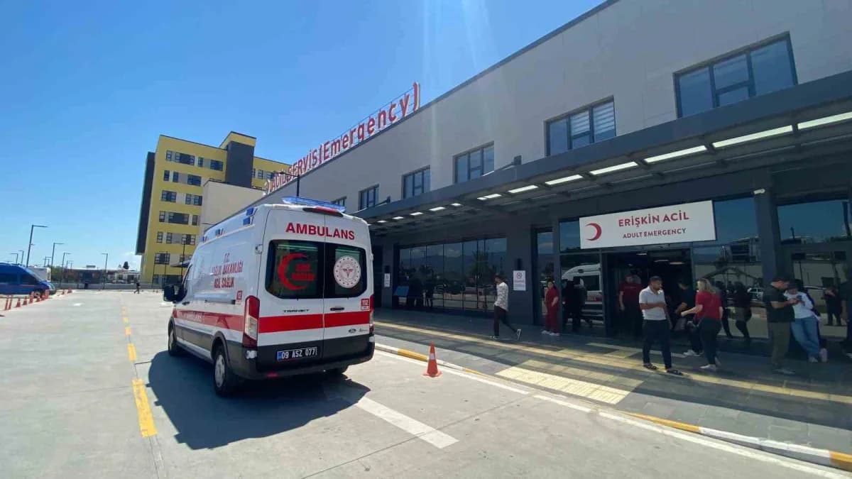 Aydın Efeler ilçesinde yolun karşısına geçmeye çalışan kadına araç çarpması sonrası kaza anı görüntüsü