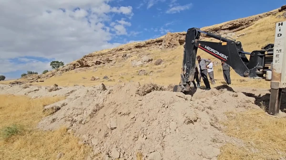 Bitlis Aydınlar beldesinde içme suyu hattı için yapılan altyapı çalışmaları