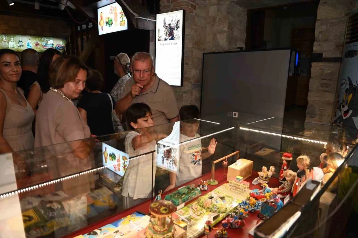 Kuşadası Ayla Adanalı Oyuncak Müzesi’nde sergilenen antika oyuncaklar ve ziyaretçiler