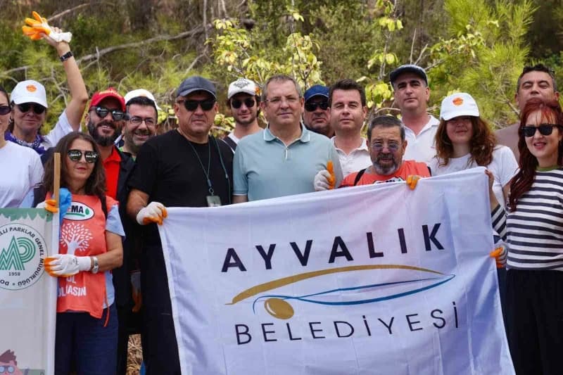 Ayvalık’ta Dünya Temizlik Günü kapsamında çevre gönüllüleri ve kurumların birlikte yaptığı temizlik çalışması