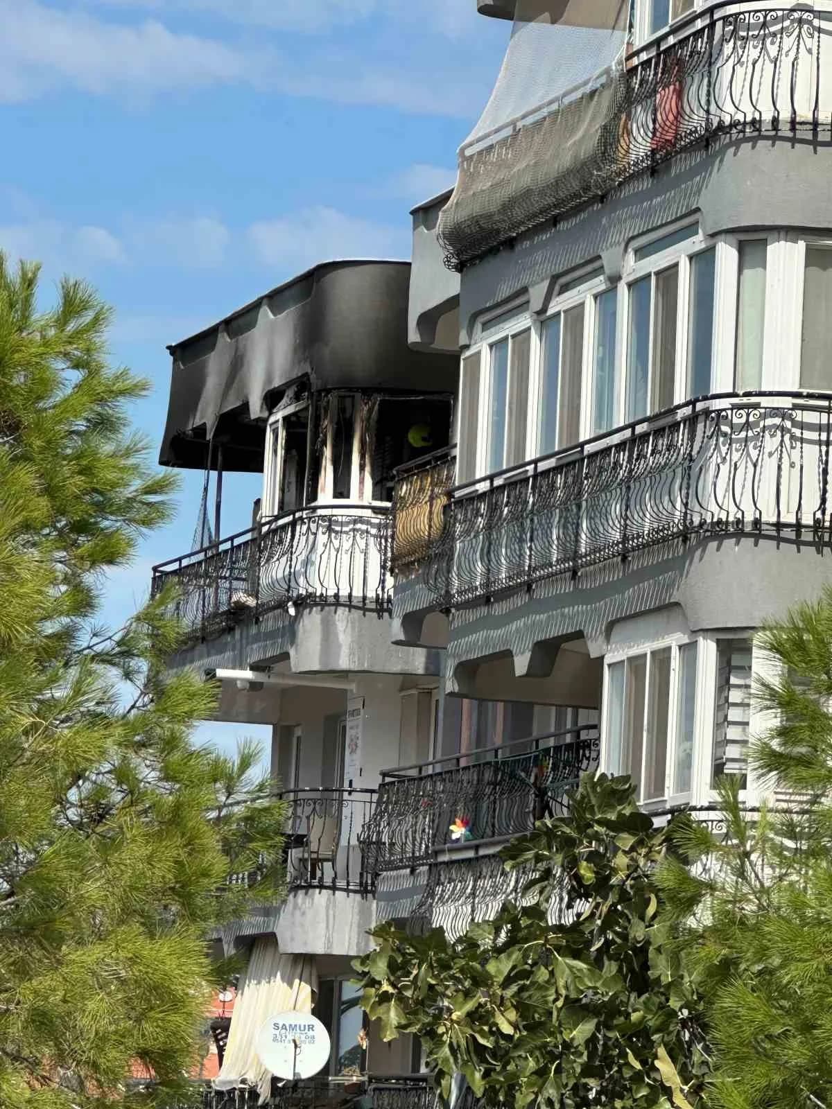 Ayvalık'ta 5 katlı binanın en üst katındaki dairede çıkan yangına itfaiye ekipleri müdahale ediyor