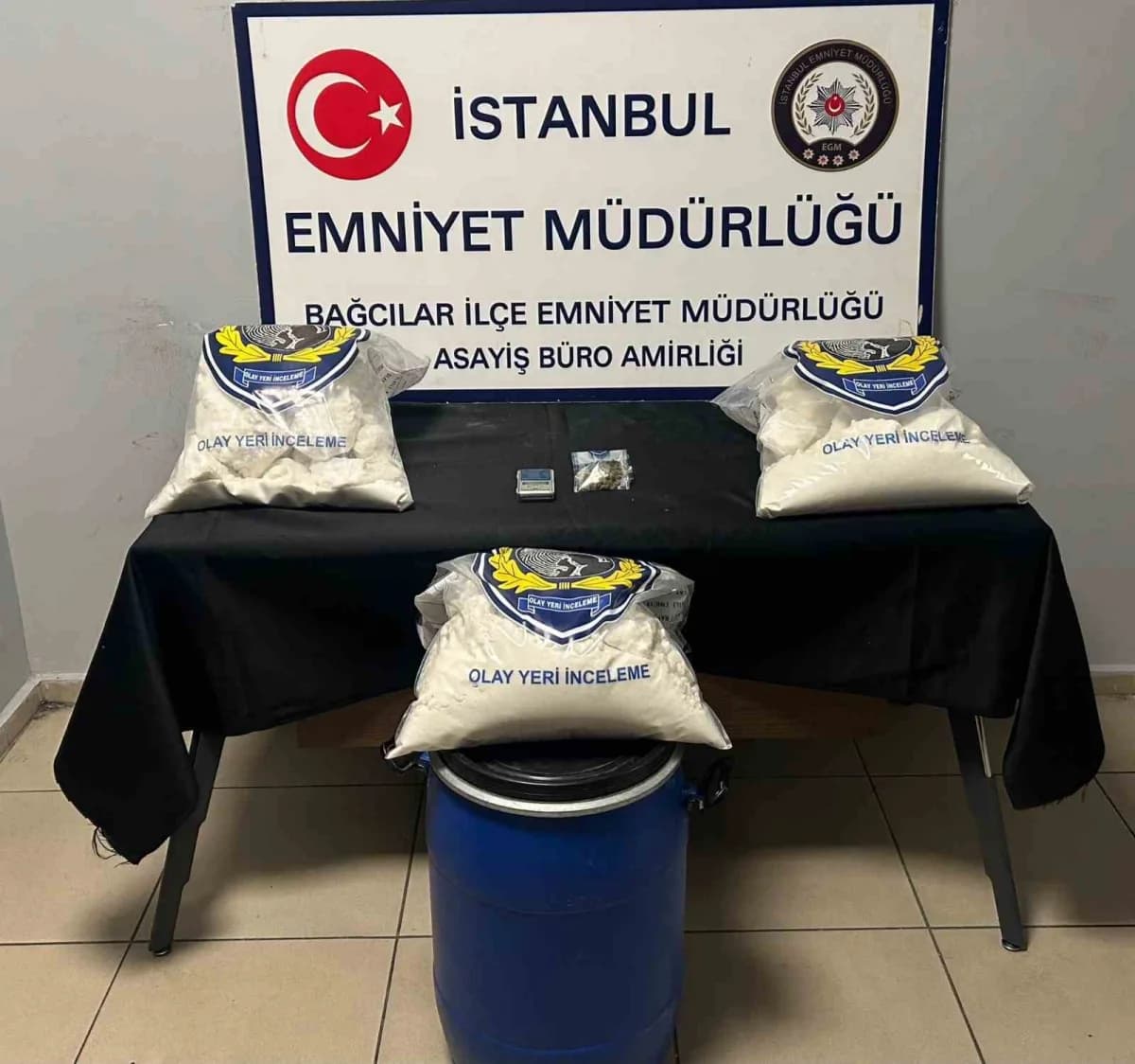 Bağcılar’da polis ekiplerinin uyuşturucu operasyonu sırasında ele geçirilen maddeler