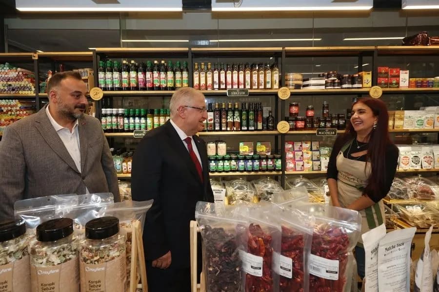 Milli Savunma Bakanı Yaşar Güler İstanbul Maltepe’de esnaf ziyareti sırasında esnafla sohbet ediyor