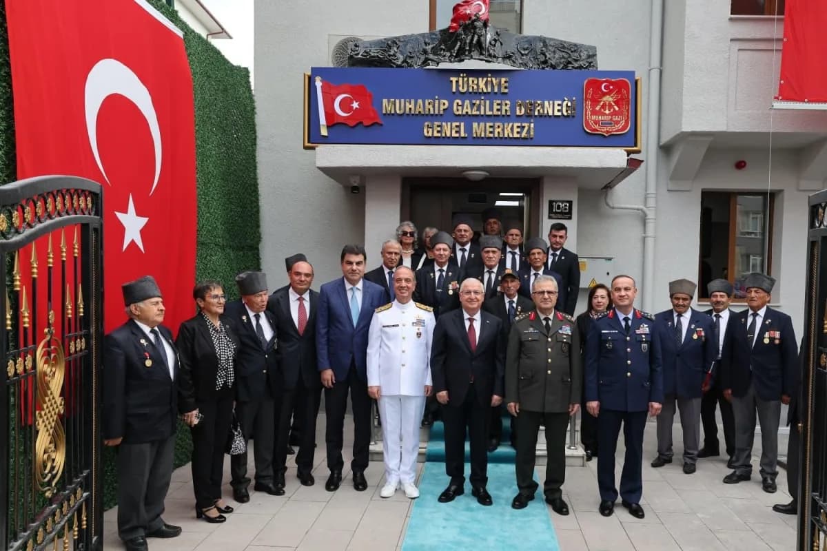 Milli Savunma Bakanı Yaşar Güler Türkiye Muharip Gaziler Derneği Genel Merkezinin açılışında konuşma yaparken