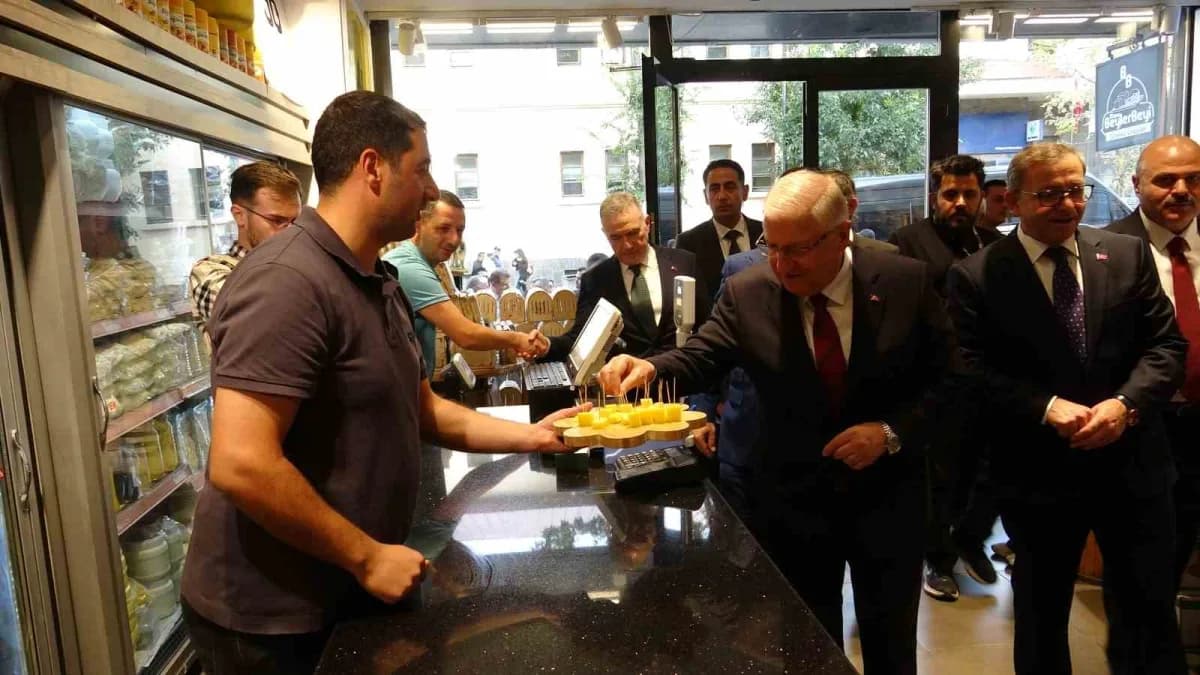 Milli Savunma Bakanı Yaşar Güler Kars'ta Atatürk Caddesi'nde esnafı ziyaret ederken
